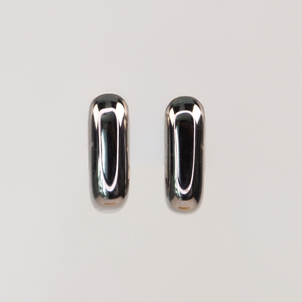 Solène Sculptural Huggie Earrings
